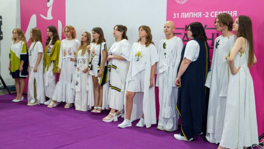 УстойчивостьUA: в Киеве подростки презентовали эко-коллекцию одежды, созданную под обстрелами в блекаут (фото)