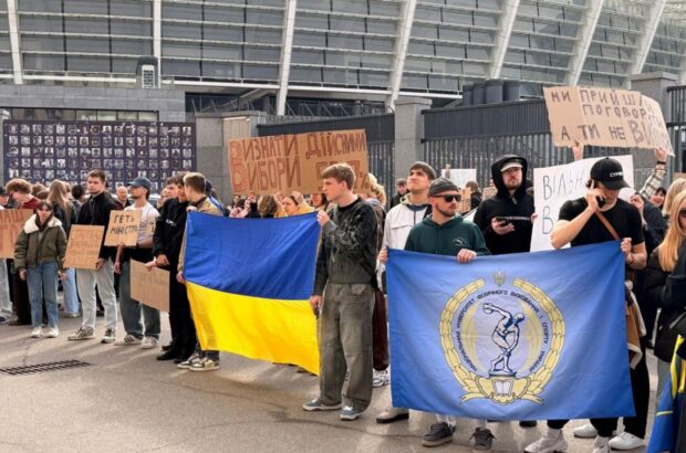 ”Риган – наш ректор”: студенти НУФВСУ пікетують Мінспорту після відходу в.о. Радченка