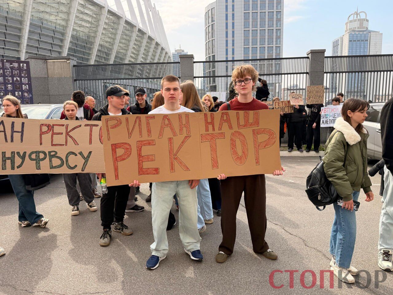 ''Риган – наш ректор'': студенты НУФВСУ пикетируют Минспорта после ухода и.о. Радченко