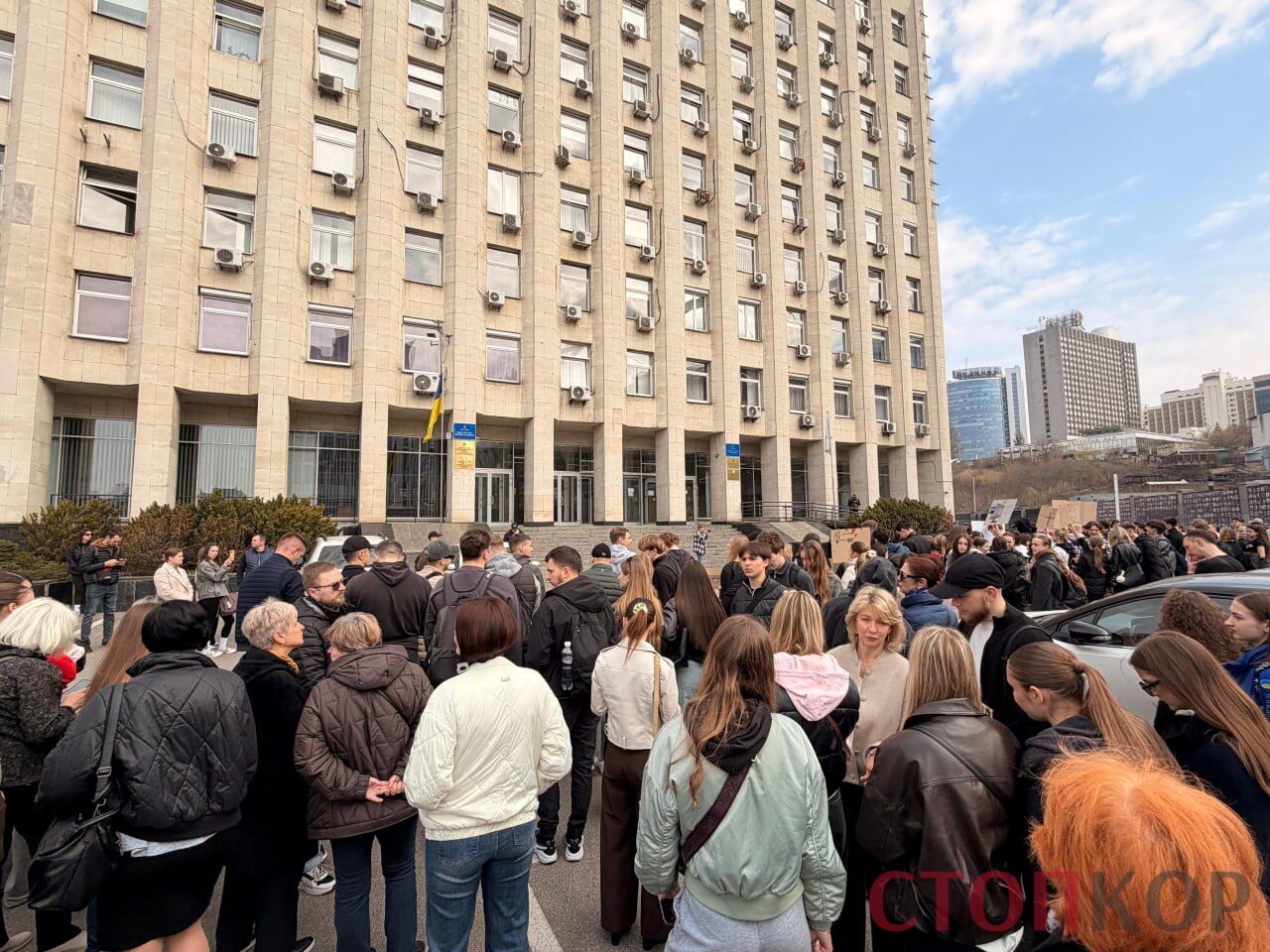 ''Риган – наш ректор'': студенты НУФВСУ пикетируют Минспорта после ухода и.о. Радченко