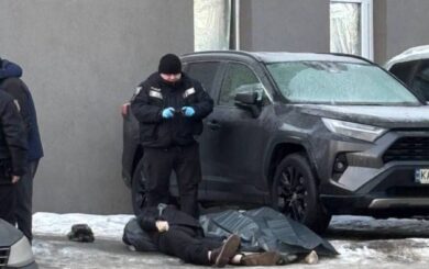 Трагедия возле метро »Демеевская»: мужчина поскользнулся на гололедице и погиб