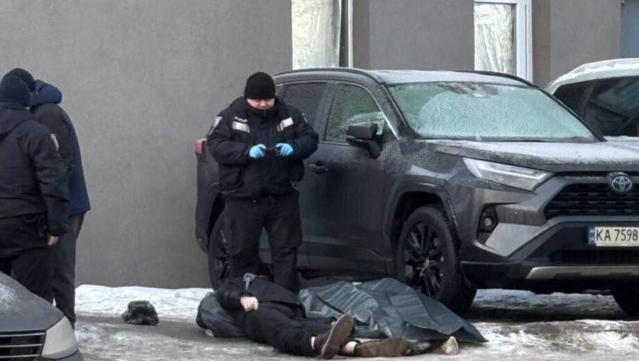 Трагедия возле метро »Демеевская»: мужчина поскользнулся на гололедице и погиб