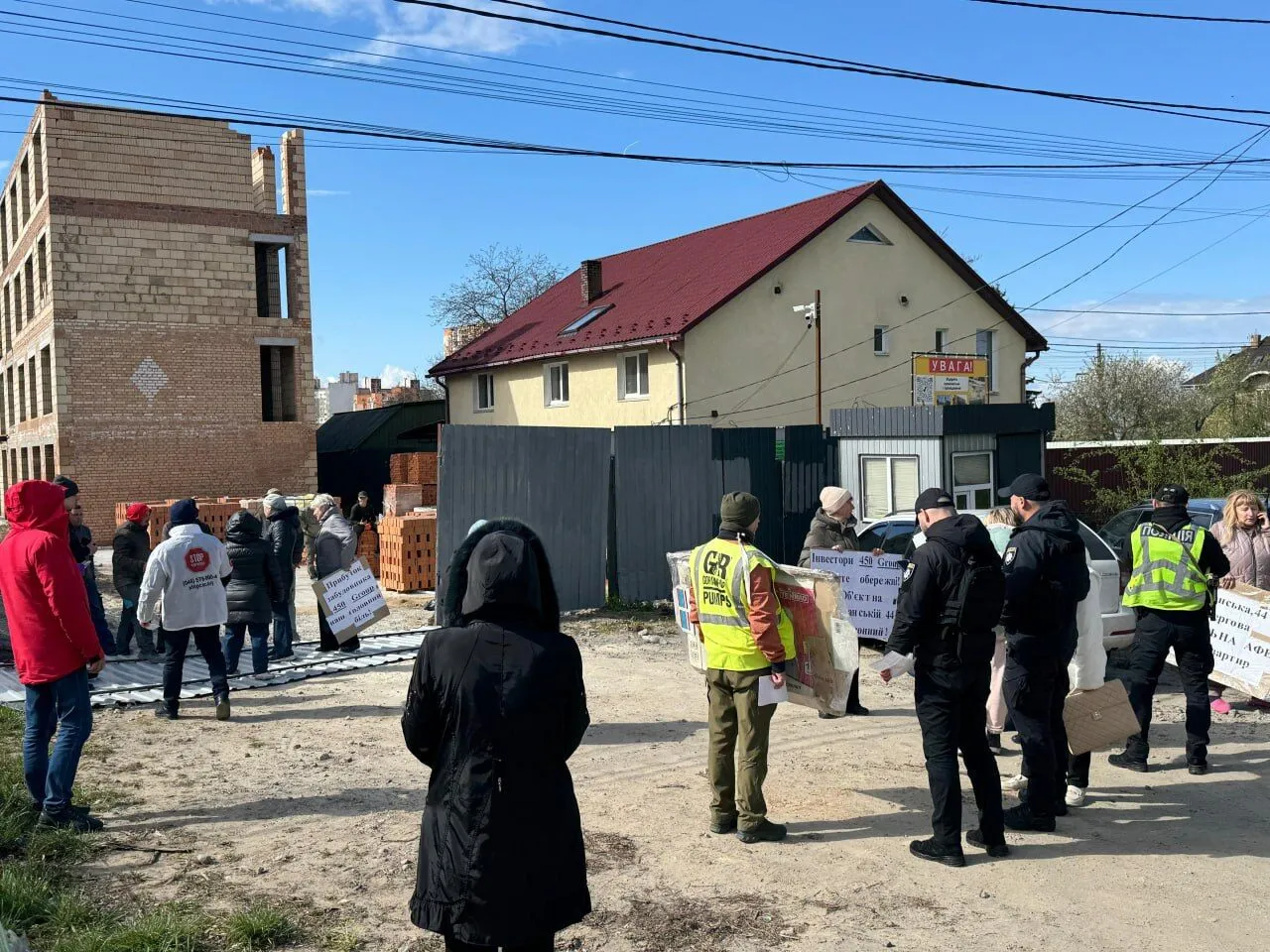 Багатоповерхівка на городі: мешканці Святошина перекрили дорогу через свавілля забудовника ''450 Груп''