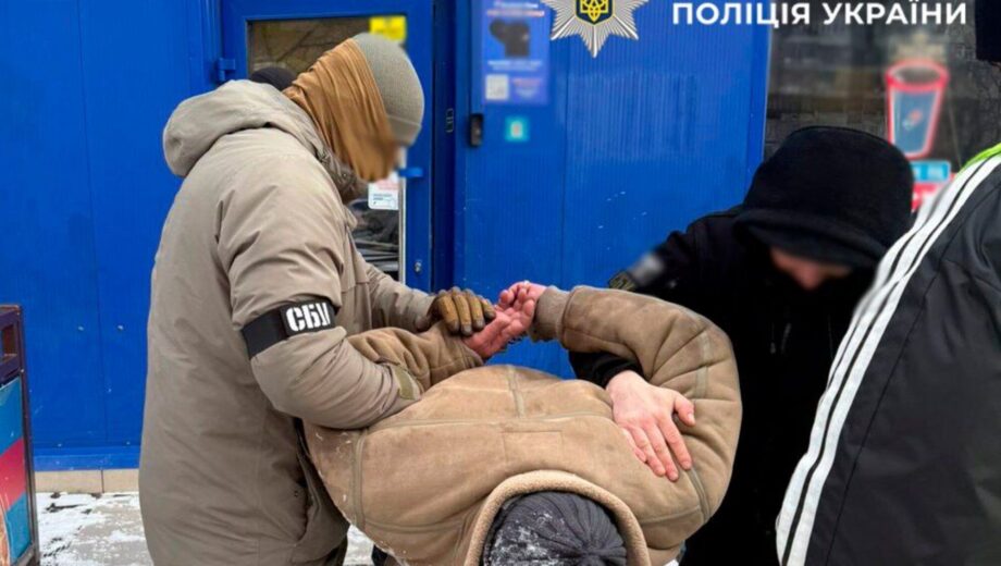 Военная служба вместо тюрьмы: в Киеве задержали мужчину, который за $18 000 обещал организовать мобилизацию осужденного за смертельное ДТП