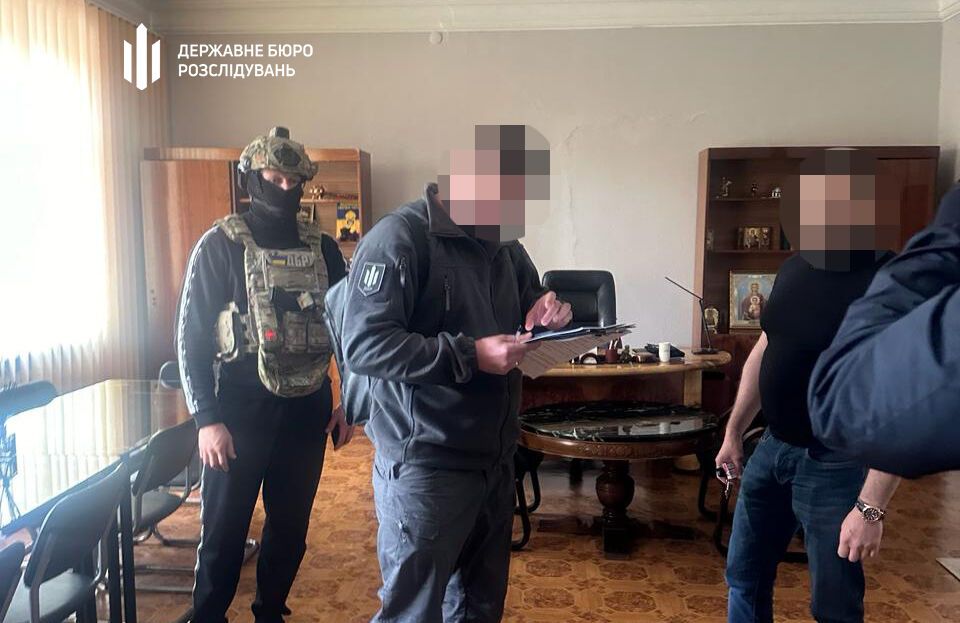Председатель совета и его секретарь потребовали деньги за поддержку строительства общежития для переселенцев