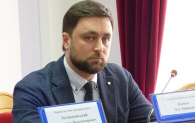 Коттедж без декларации и изъятия денег: Олег Плескач в центре внимания правоохранителей