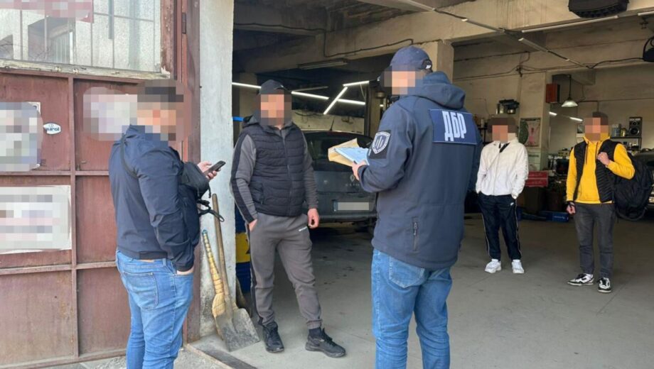 ДБР: військові працювали на ринку та СТО замість служби