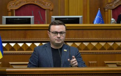 В Звягеле депутат от »Слуги народа» подарил детям просроченные конфеты