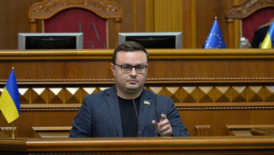 В Звягеле депутат от »Слуги народа» подарил детям просроченные конфеты