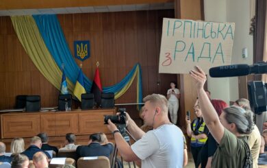 Під крики ”Ганьба” і в секретному режимі: в Ірпені депутати висловили недовіру меру Маркушину