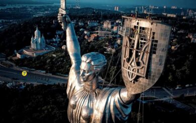 Герб на ”Батьківщині-Матері” може невдовзі відвалитися – директор Інституту Патона