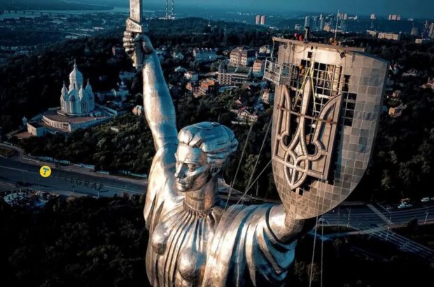 Герб на ”Батьківщині-Матері” може невдовзі відвалитися – директор Інституту Патона