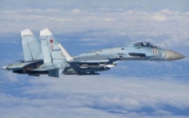 Военный самолет Су-27 потерпел крушение во время учений в россии