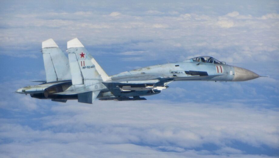 Военный самолет Су-27 потерпел крушение во время учений в россии
