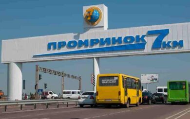 Під Одесою спалахнула масштабна пожежа на ринку ”7-й кілометр”