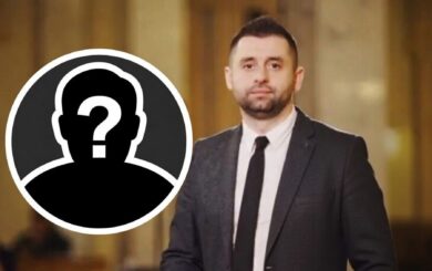Справа про хабарі нардепам: НАБУ обшукувало помічника Арахамії