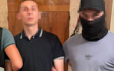 Попались на ”гарячому”: СБУ затримали паліїв військових автівок