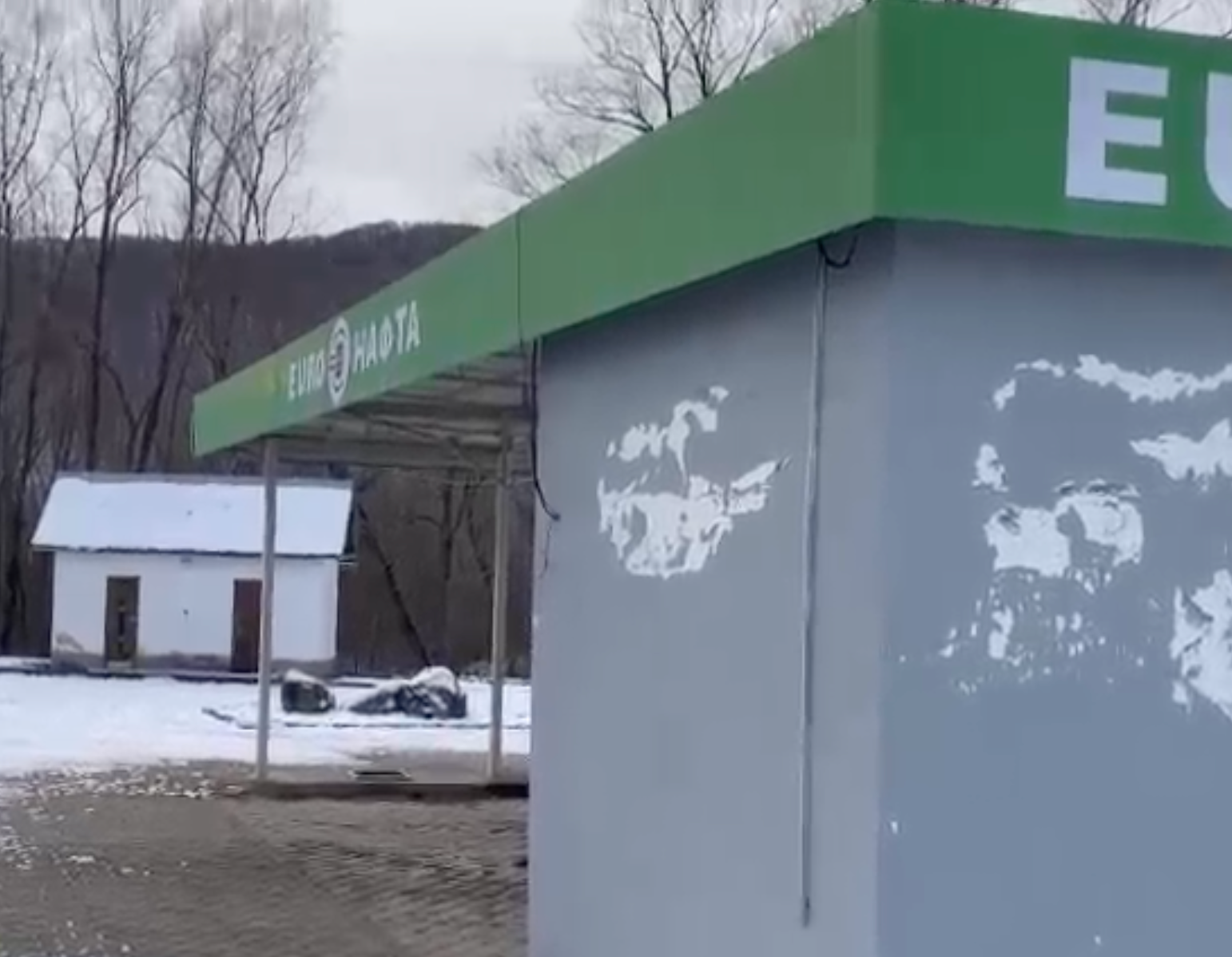 Вплотную к комплексу расположена АЗС