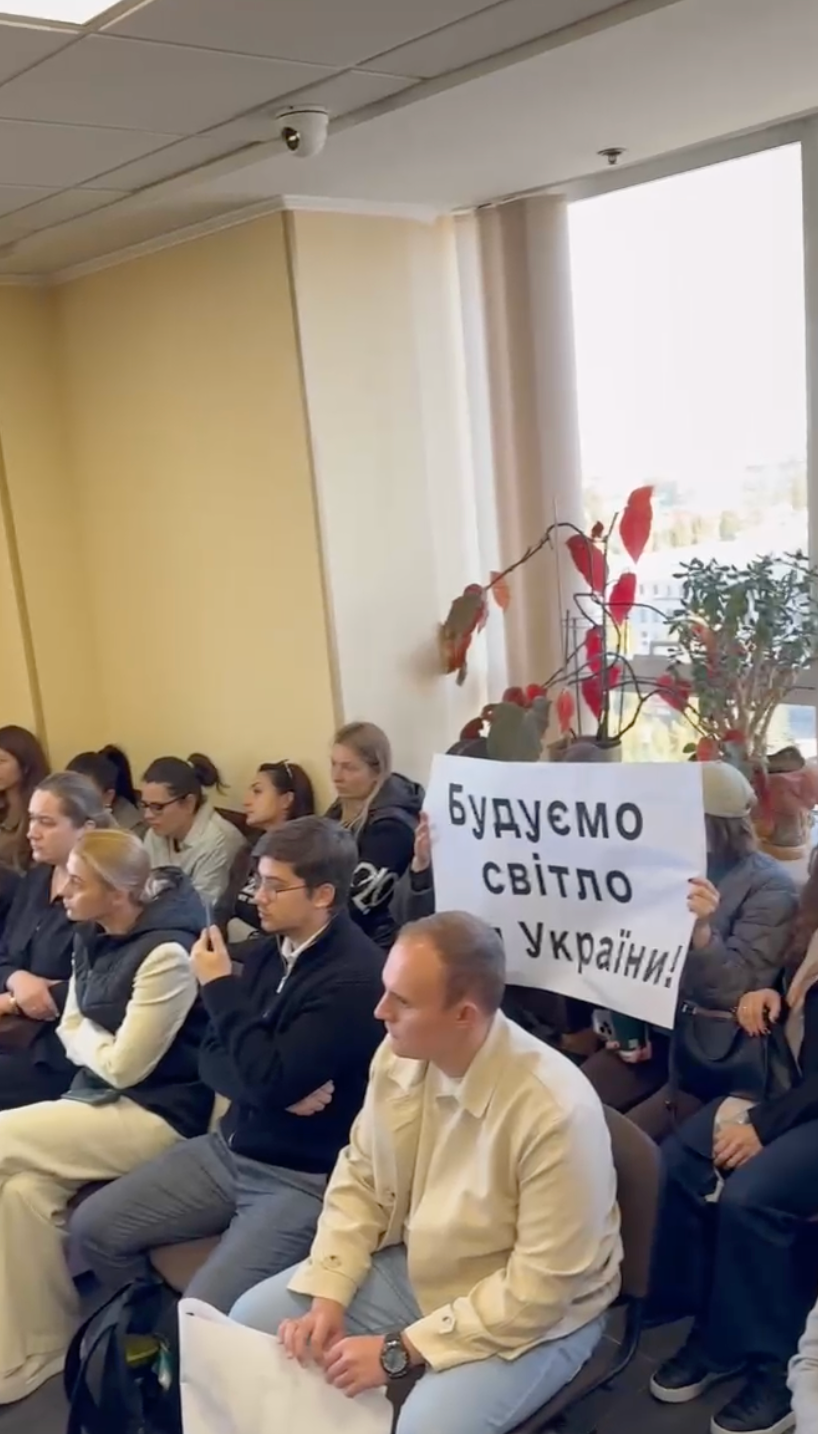 В суде ООО ''Инжур Энерджи'' поддерживала группа людей с плакатами, называвшими себя инвесторами
