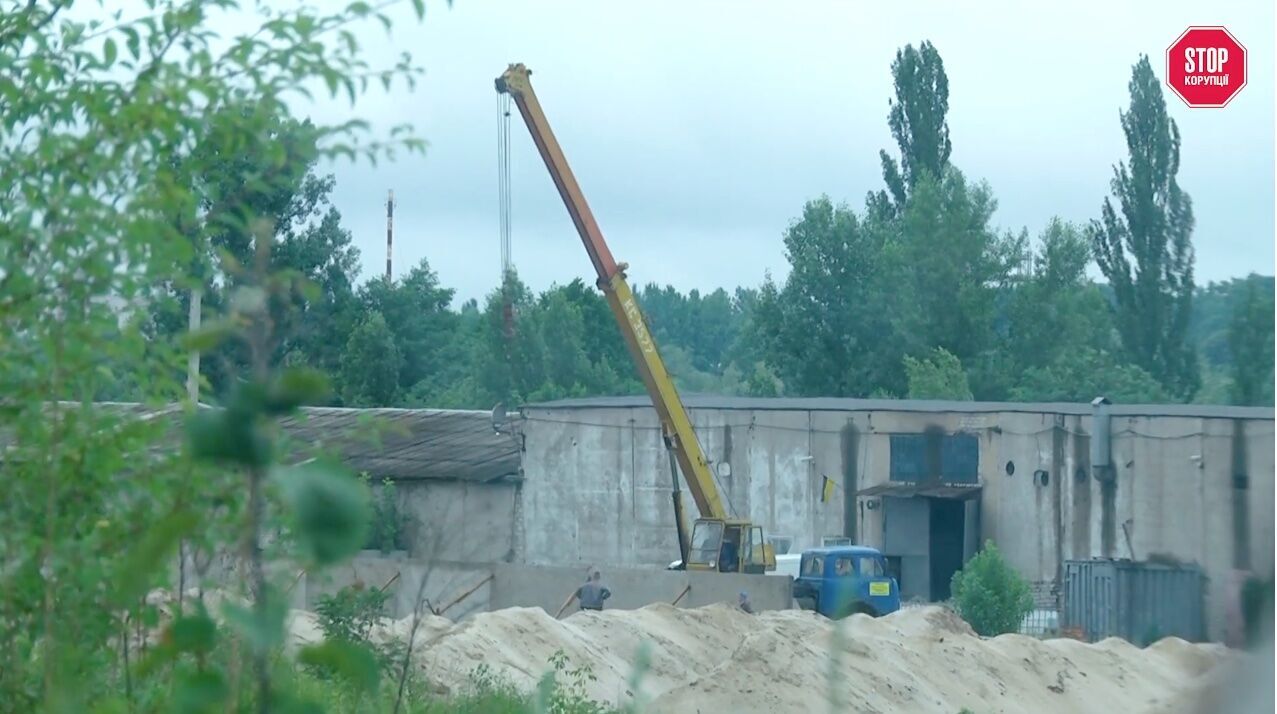На території зафіксували лише кран, який пересував бетонні плити
