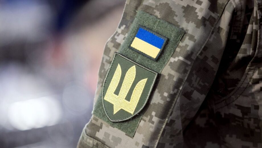 »Из-за таких, как вы, летят бомбы»: в Херсоне женщина набросилась на волонтерку