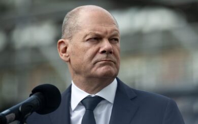 »Глубоко непорядочно»: Шольц отрицает обвинения в планах встречи с Путиным