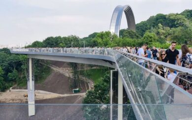 Скло на ”мосту Кличка” пошкодили вандали