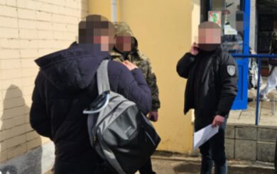 $5 тисяч за ”іноземний статус”: у Дніпрі викрили посадовця міграційної служби та адвоката на схемі для ухилянтів