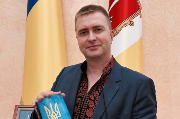 »Я здесь 50 лет живу!»: в Одессе охранник дерзко ответил депутату, попросившему перейти на украинский