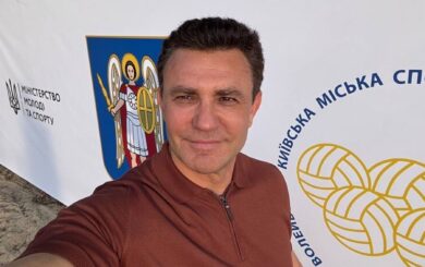 ”Небачена щедрість” Тищенка: депутат подарував самотній бабусі кравчучку