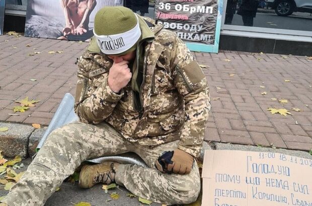 Офіцер оголосив голодування під ВРУ через корупцію в армії