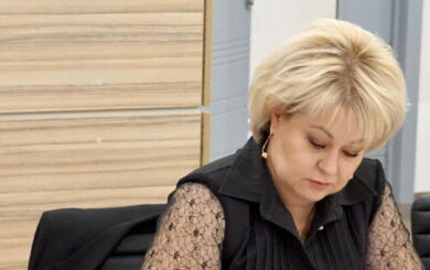 Доллары под матрасом и подарок на 840 тысяч: заместитель главы Госпродпотребслужбы получила дом и землю от матери
