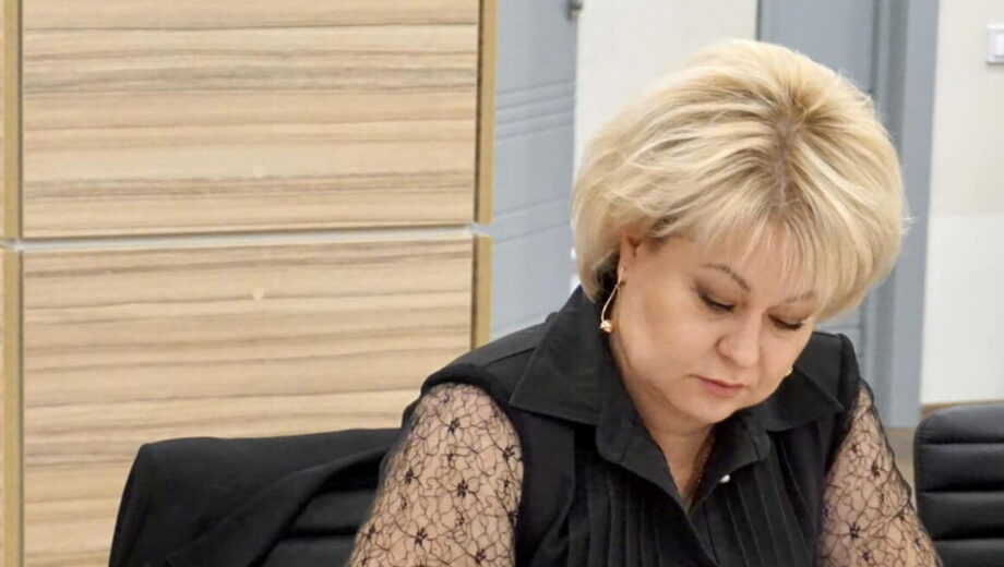 Доллары под матрасом и подарок на 840 тысяч: заместитель главы Госпродпотребслужбы получила дом и землю от матери