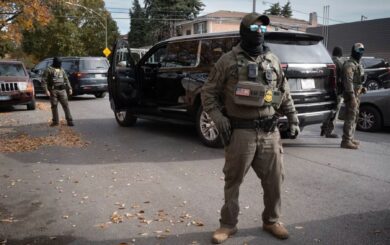 Українські чоловіки після депортації з США потрапляють до армії