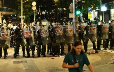 ”Ми хочемо виборів!” — масові протести в Сербії переросли у сутички з поліцією
