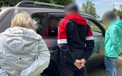 Фіктивні шлюби на Сумщині: як жінка переправляла призовників за кордон