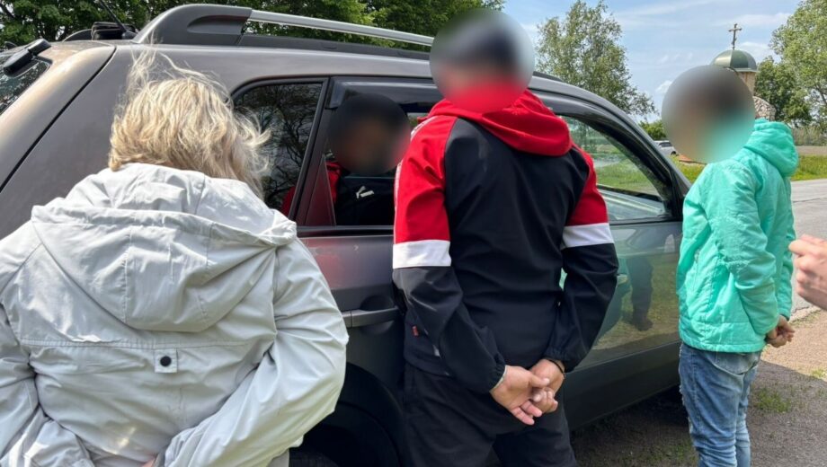 Фіктивні шлюби на Сумщині: як жінка переправляла призовників за кордон