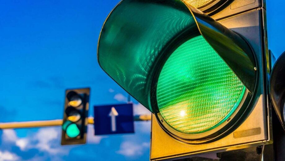 С 1 мая 2025 года в Украине изменится цвет светофора на изумрудный