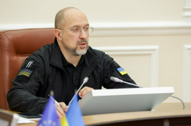 Не менше трьох дітей: Премʼєр Шмигаль закликає українців народжувати