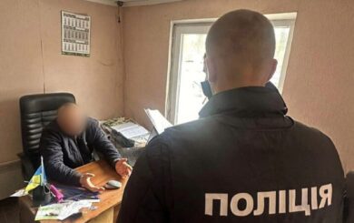 Требовал 2000 долларов за место на кладбище: руководителя ритуальной службы поймали на взятке