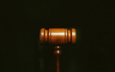 Во Львове осудили студентку за избиение мужчины букетом роз