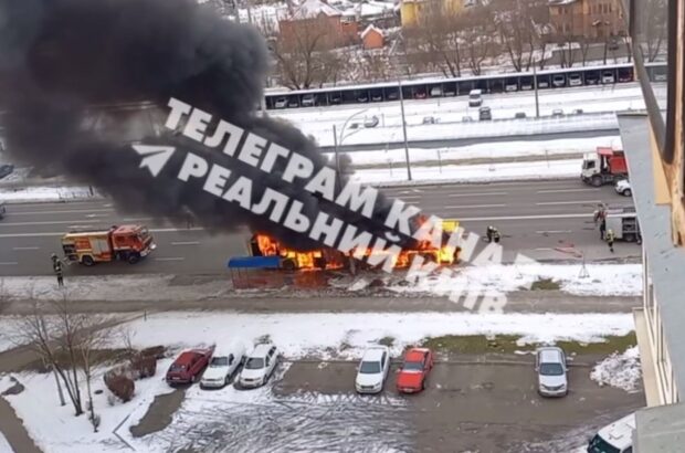 На Троєщині повністю згорів тролейбус (фото)