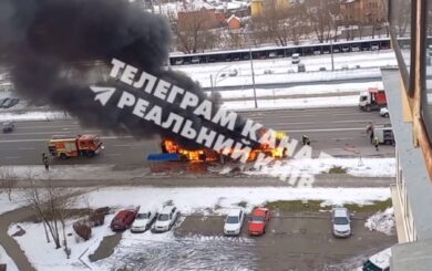 На Троещине полностью сгорел троллейбус (фото)