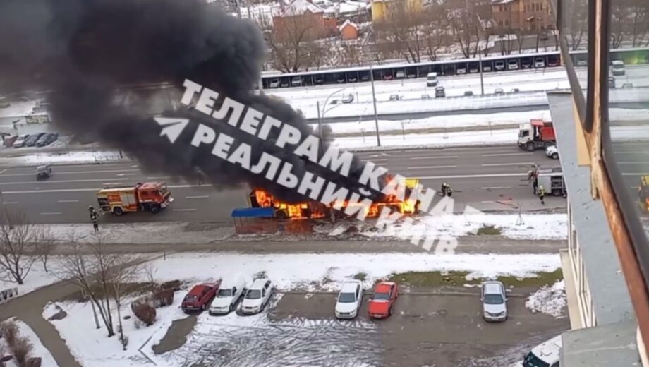На Троещине полностью сгорел троллейбус (фото)