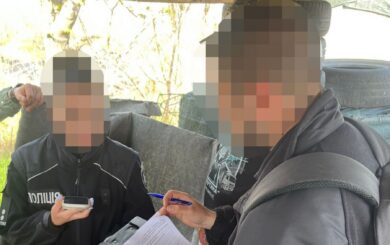 На Дніпропетровщині затримали правоохоронницю за вимагання $3 тисяч за фіктивну службу