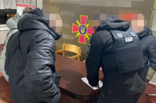 20 тысяч долларов за »бронь» от мобилизации: в Кропивницком ГБР задержало офицера областного ТЦК