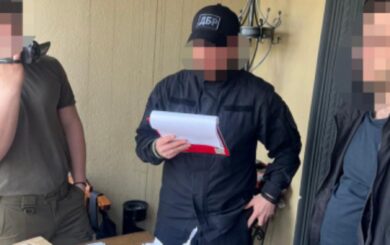 Схема за $30 тысяч: во Львове разоблачили пограничника, продававшего »абонементы» на выезд за границу
