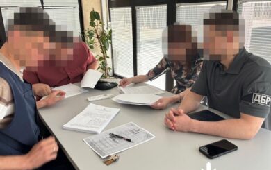 У Запоріжжі ДБР викрило правоохоронця та адвокатку, які привласнювали квартири померлих