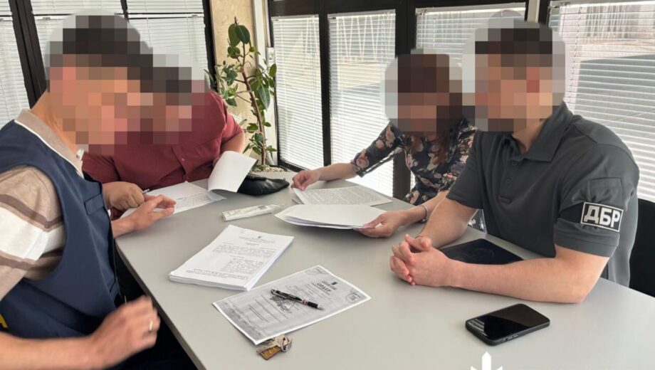 У Запоріжжі ДБР викрило правоохоронця та адвокатку, які привласнювали квартири померлих