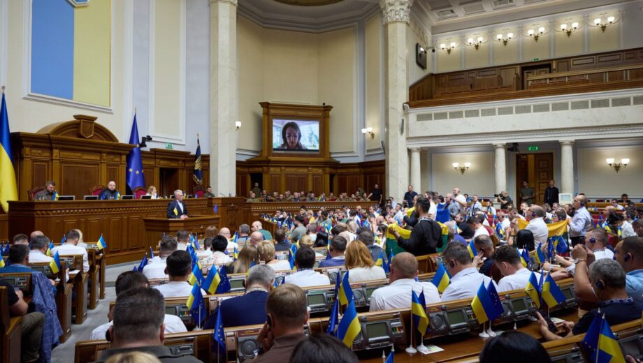 Верховная Рада изменила правила начисления зарплат госслужащим: что предусматривает закон